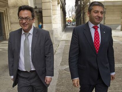 The anti-corruption attorneys Juan Enrique Egocheaga (right) and Manuel Fernández outside the courts in Seville.