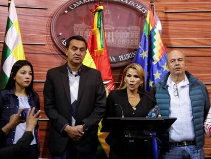 Jeanine Añez, senadora e líder da oposição, em uma coletiva depois da saída de Morales do país.