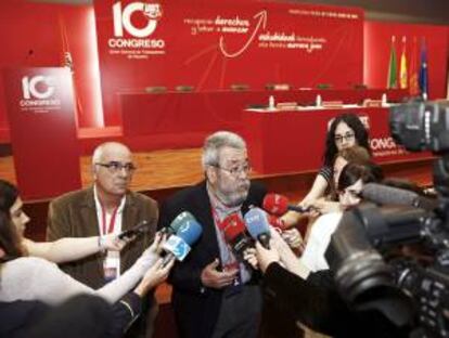 El secretario general de la UGT, Cándido Méndez, atiende a los medios de comunicación, ayer en Pamplona.