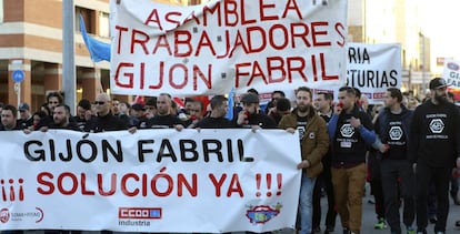 Una concentración de trabajadores de una empresa en concurso de acreedores, en Gijón