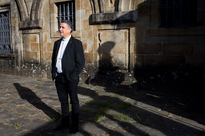 El obispo de Mondoñedo-Ferrol, Fernando García Cadiñanos, posa para la entrevista con EL PAÍS, en Santiago de Compostela.ÓSCAR CORRAL