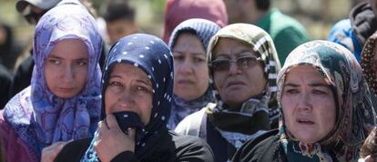 Familiares e amigos dos mortos na explosão da mina rezam durante o enterro das vítimas em Soma, Turquia.