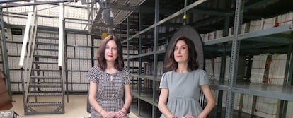 De izquierda a derecha, Laura y María Lara en el Archivo Militar en Guadalajara.