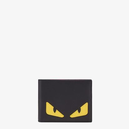 
Una mirada desafiante contra los vistazos indiscretos. Esta cartera de Fendi está confeccionada en Italia con piel de becerro y los icónicos ojos de la marca. Precio: 330 euros.