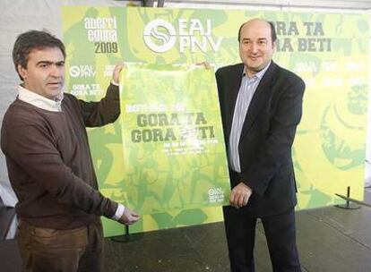 Andoni Ortuzar (derecha) y Joseba Aurrekoetxea enseñan el cartel de este Aberri Eguna.