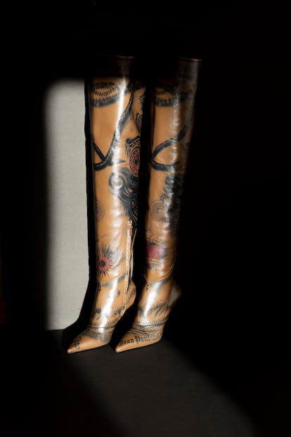 Las botas por encima de la rodilla inspiradas en la colección Les Tatouages de Gaultier que recrean tatuajes en piel de napa.