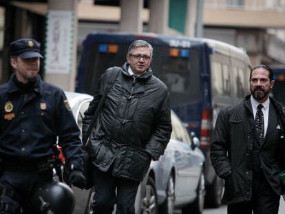 Carlos Garc&iacute;a Revenga, en el centro, llega a los juzgados de Palma. 