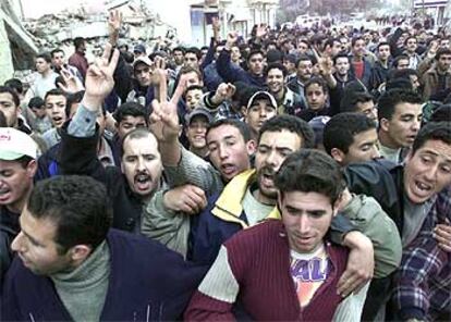 Habitantes de la localidad de Imzuren se manifiestan por la falta de ayuda.