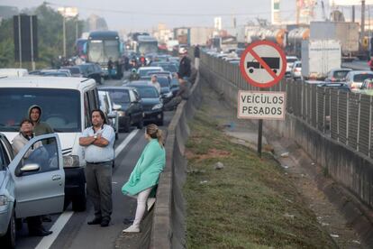 De acordo com a Associação Brasileira de Proteína Animal, os grevistas estão impedindo a passagem de caminhões que transportam animais (carga viva), que já estão há mais de dois dias sem alimentação.