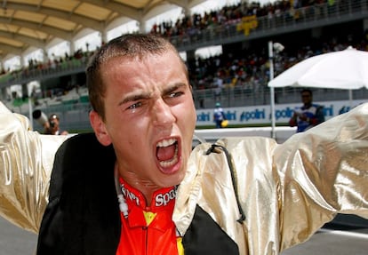 Campeón del mundo de 250cc por segundo año consecutivo. Así lo celebra, cual Rocky Balboa, en el circuito de Malasia. 