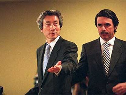 El primer ministro de Japón, Junichiro Koizumi, junto al presidente José María Aznar, en La Moncloa.