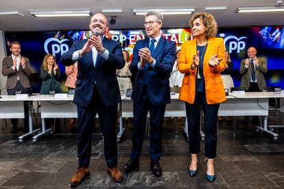 Feijóo, entre el candidato del PP a la Generalitat, Alejandro Fernández, y la cabeza de lista en las europeas, Dolors Montserrat, el martes en la reunión de la ejecutiva popular.