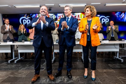 El presidente del PP en Cataluña y candidato del partido a las elecciones catalanas, Alejandro Fernández, junto a Alberto Núñez Feijóo y Dolors Montserrat, es recibido entre aplausos a su llegada a la reunión del Comité Ejecutivo Nacional, en la sede del PP.