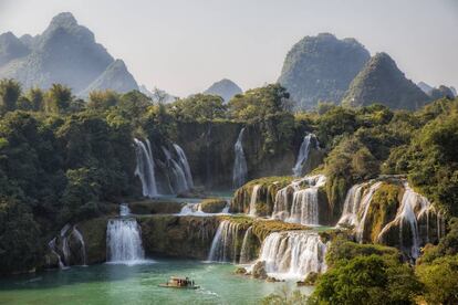 Para su inclusión en la red de geoparques mundiales de la Unesco, estos territorios deben apoyarse en iniciativas locales que impulsen el desarrollo sostenible en la zona, en particular gracias al turismo. Y hasta el geoparque de Cao Bang, al norte de Vietnam, uno de los 13 reción incorparados a la lista, llegan numerosos visitantes atraidos por los paisajes que se extienden en sus 3.000 kilómetros cuadrados. Situado en una zona montañosa 300 kilómetros al norte de la capital, Hanoi, desde un punto de vista geológico comprende dos partes distintas, delimitadas por la falla activa profunda de Cao Bang-Tien Yen. En la imagen, las fotogénicas cataratas Ban Gioc, en el río Quay Son. Más información: Más información: <a href="http://caobanggeopark.com/en/geopark-introduction/" target="_blank">caobanggeopark.com.</a><br></br> <a href="http://www.unesco.org/new/en/natural-sciences/environment/earth-sciences/unesco-global-geoparks/list-of-unesco-global-geoparks/ " target="_blank">Consulta la lista completa de los geoparques mundiales de la Unesco.</a>