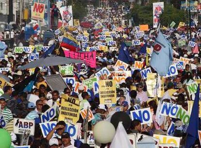 Miles de estudiantes y opositores participan en una concentración en Caracas, en el cierre de la campaña por el referéndum del próximo domingo