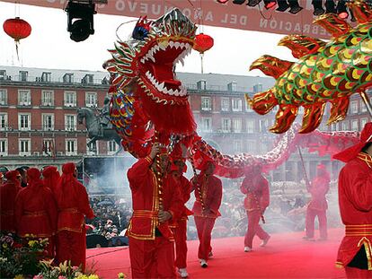 Participantes en la fiesta china de la primavera, celebrada ayer en la plaza Mayor de Madrid.