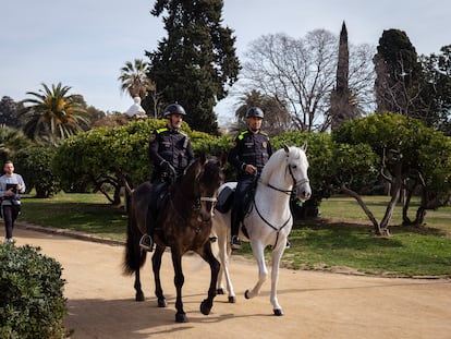 Agentes de la Guardia Urbana a caballo en el Parc de la Ciutadella.