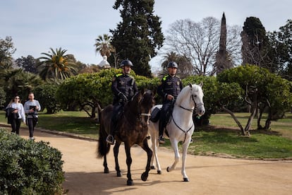 Agentes de la Guardia Urbana a caballo en el Parc de la Ciutadella.