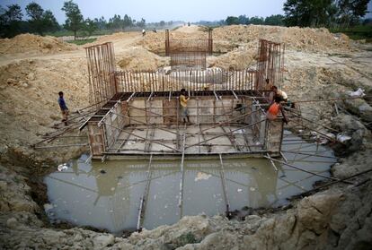 Indian labourers work on the construction of a bridge for the new railway in Janakpur, Nepal, June 4, 2017. REUTERS/Navesh Chitrakar  SEARCH "CHITRAKAR RAILWAY" FOR THIS STORY. SEARCH "WIDER IMAGE" FOR ALL STORIES.