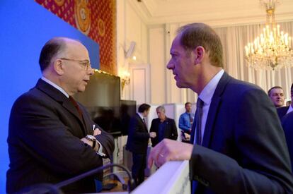 El ministro del Interior frances, Cazeneuve, con el director del Tour.