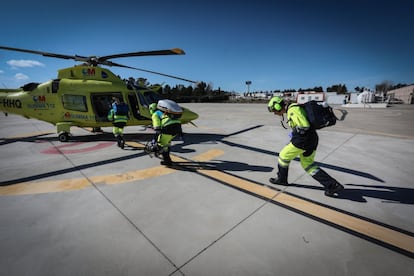 “Solemos trabajar en lugares remotos donde una ambulancia tardaría demasiado en llegar, sobre todo en montañas, caminos y zonas rurales”, explica Nicolás Riera, médico del equipo. “Nos suelen llamar en casos de ictus, infartos agudos, paradas cardiorrespiratorias y enfermedades traumáticas, sobre todo accidentes de tráfico o laborales. Todas ellas son patologías tiempodependientes, es decir, es tiempo es muy importante a la hora de tratar al paciente”, continúa. En la imagen, tres sanitarios se dirigen al aparato.