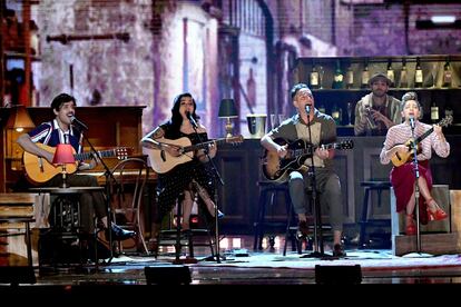 David Aguilar, Mon Laferte, Jorge Drexler y Natalia Lafourcade, durante su actuación en el escenario de la gala de los premios a lo mejor de la música latina.