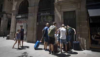 Turistas entren en el seu pis turístic.