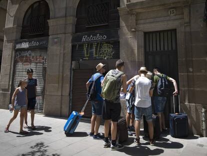 Turistas entren en el seu pis turístic.