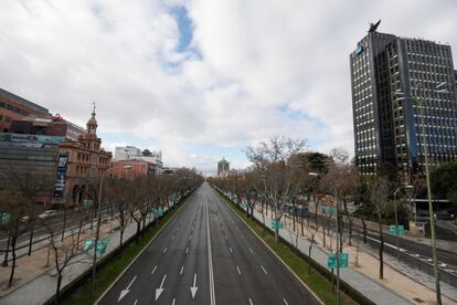 Vista del paseo de La Castellana, vacía de tráfico esta mañana, a la altura del metro Rubén Darío.