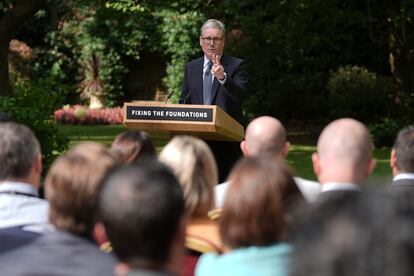 El primer ministro británico, Keir Starmer, gesticula durante una conferencia de prensa en el Jardín de las Rosas.