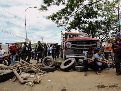 Familiares y amigos de los 28 mineros desaparecidos bloquean una carretera en Tumereno para reclamar respuestas.