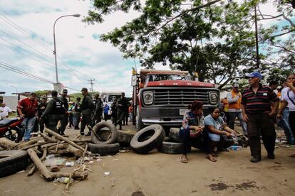Familiares y amigos de los 28 mineros desaparecidos bloquean una carretera en Tumereno para reclamar respuestas.