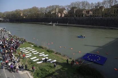 Un grupo de activistas participan en una protesta simbólica contra la política migratoria de la Unión Europea.