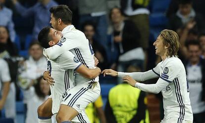 Morata abraza a James, autor del centro que cabeceó.