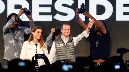 Ricardo Anaya, junto a su mujer, Carolina Martínez, durante el primer acto de campaña.