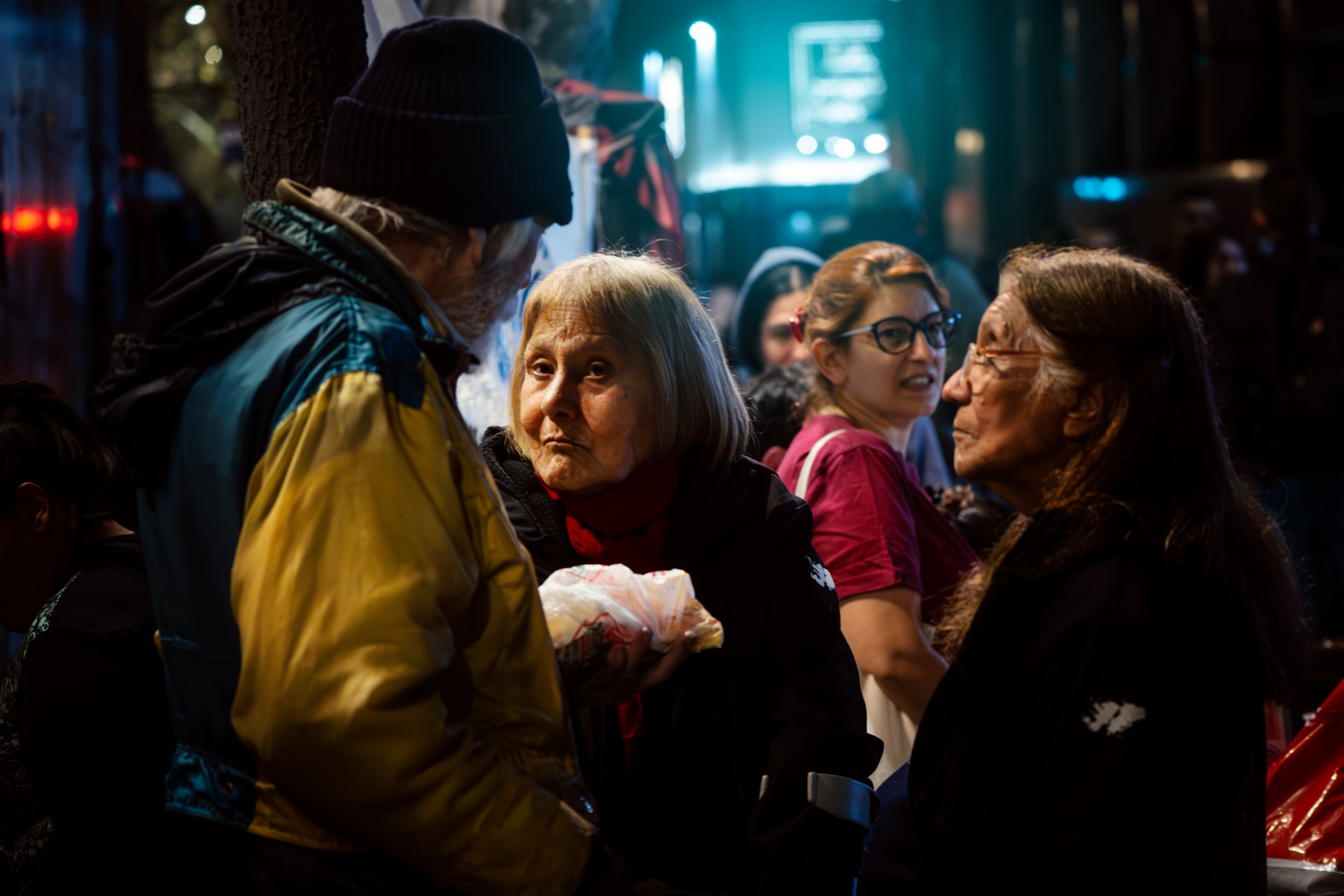 Dos mujeres con la campera recibida por la organización El Repliegue.