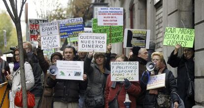 Afectados por las preferentes de Bankia protestan ante la Audiencia.