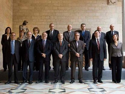 Foto de familia del primer Gobierno de José Montilla el día de su toma de posesión, el 29 de noviembre de 2006.