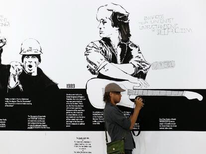 Nikolay Oleynikov, miembro del colectivo ruso Chto Delat?, ante su obra en el Centro Andaluz de Arte Contemporáneo.