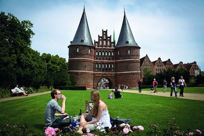 La puerta de Holsten, en Lübeck, data del siglo XV y es un buen lugar para comenzar un paseo por la ciudad alemana.