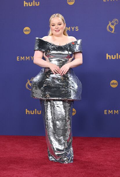 Nicola Coughlan, conocida por su papel en 'Los Bridgerton', con vestido plateado de Prabal Gurung.