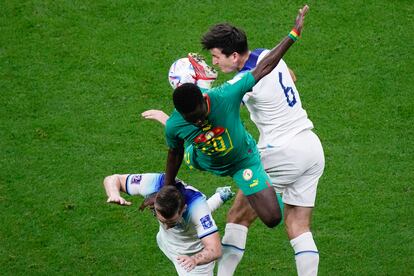 El senegalés Bamba Dieng, pugna por el bolón entre dos ingleses.    