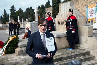 El presidente de la Generalitat de Catalu?a, Salvador Illa, durante la ofrenda floral del Govern ante la tumba del expresidente cataln Francesc Maci, este mircoles.
