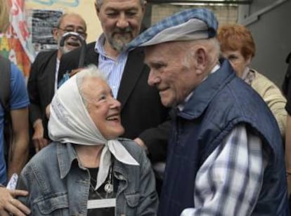 Carlos Gareis, extrabajador de Ford secuestrado, saluda a la titular de Madres de Plaza de Mayo Línea Fundadora, Nora Cortiñas.