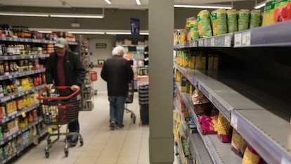 Estantes vacíos por el  acopio de víveres en un supermercado de Madrid, este martes. 