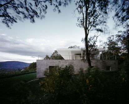 “En este impresionante lugar decidimos establecer un plano, una plataforma que, subrayando el paisaje que aparece frente a nosotros, intentara realzar el paisaje”, explica en su web el arquitecto vallisoletano de nacimiento y gaditano de adopción.