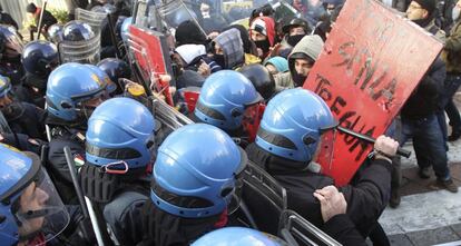 Estudiantes italianos se enfrentan con la policía antidisturbios durante la protesta en Milán.