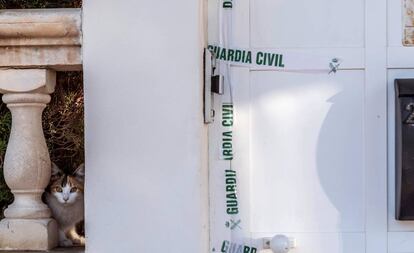 Precinto del domicilio donde han sido hallados los cadáveres.