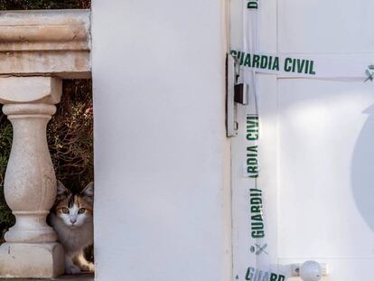 Precinto del domicilio donde han sido hallados los cadáveres. 