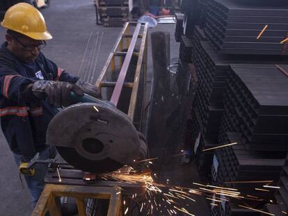 Un empleado de una siderúrgica, este jueves en Monterrey.
 